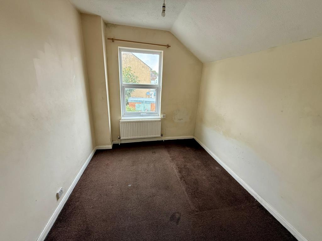 Lot: 174 - THREE-BEDROOM END-TERRACE FOR REFURISHMENT - Bedroom three